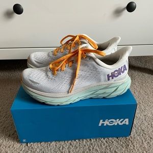 HOKA Clifton 8 Women’s Running Shoes size 7.0 Wide in color Blanc De Blanc